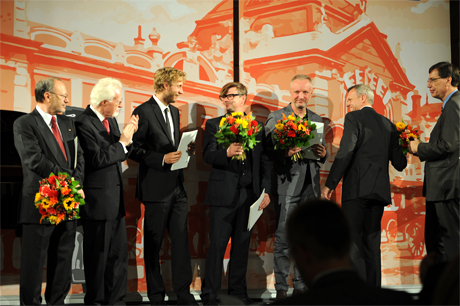 Von links nach rechts: Der Hauptpreisträger Prof. Dr. Petro Rychlo und daneben Winfried Smaczny, Vorstandsvorsitzender des Deutschen Kulturforums. Daneben die Ehrenpreisträger: die Filmautoren Tomáš Luňák, Jaroslav Rudiš und Jaromír 99 Švejdík sowie Dr. Harald Roth, Direktor des Deutschen Kulturforums, und Dr. Günter Winands, Ministerialdirektor bei der Beauftragten der Bundesregierung für Kultur und Medien.