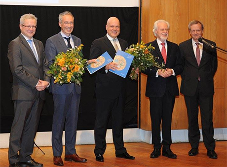 Marek Krajewski (Mitte) und Cord Aschenbrenner (2.v.l.) auf der Bühne bei der Preisverleihung. Die Preise überreichte Ansgar Hollah, Ministerialdirigent bei der Beauftragten der Bundesergierung für Kultur und Medien (l.). Rechts Winfried Smaczny und Harald Roth vom Deutschen Kulturforum östliches Europa.