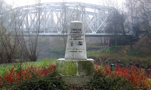 2007 wurde der Obelisk mit der Aufschrift errichtet: »Gedenkstein für die einstige Teilung Europas und ihre Vereinigung«. © Dawid Smolorz 