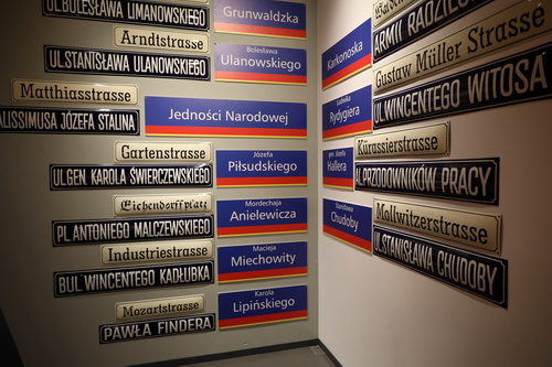 Im Centrum Historii Zajezdnia, einer multimedialen Ausstellung zur Nachkriegsgeschichte von Breslau/Wrocław, wird anhand von alten Schildern illustriert, wie aus den deutschen Straßennamen polnische wurden – in der kommunistischen Zeit und nach 1989. Foto: © Markus Nowak