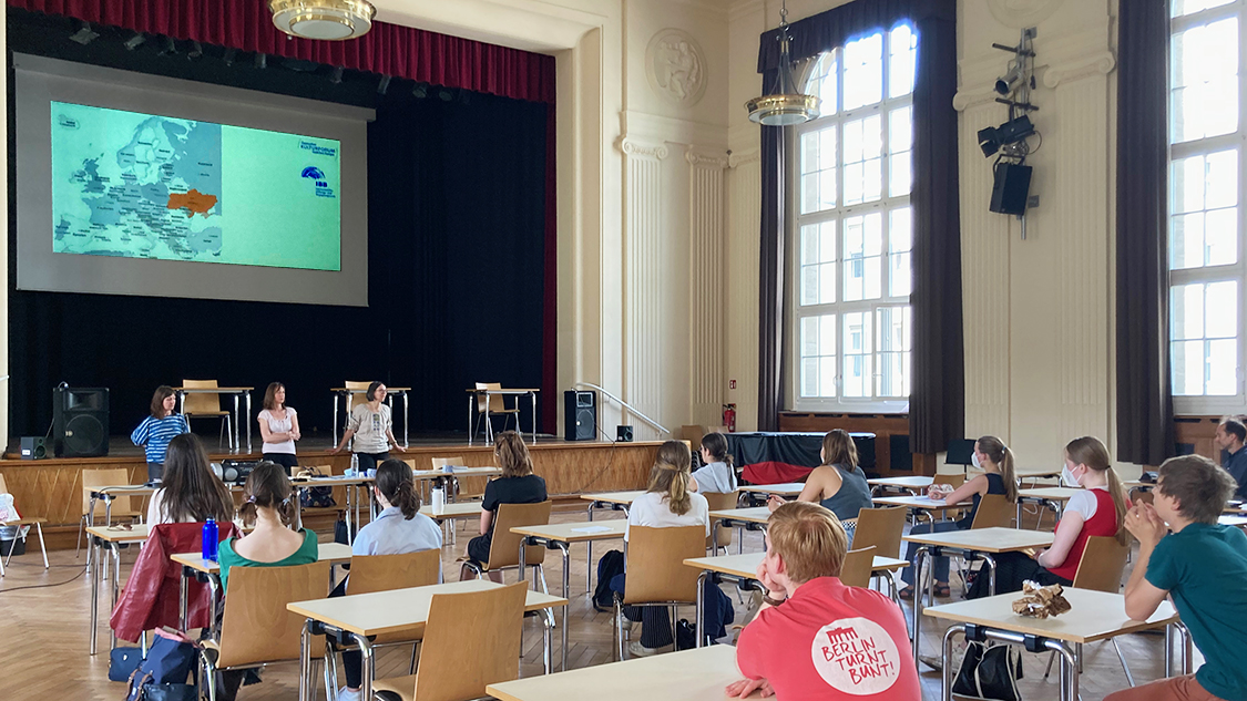 Ariane Afsari und Tanja Krombach mit Astrid Sahm vom IBB Mitte Mai 2022 bei ihrem Ukraine-Vortrag für den 11. Jahrgang des Schiller-Gymnasiums Berlin-Charlottenburg