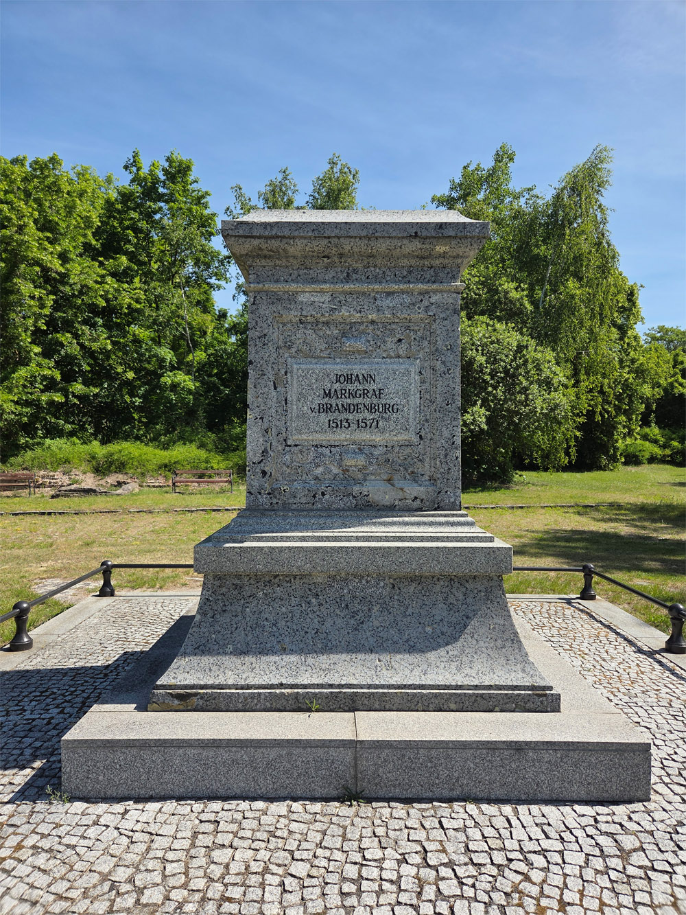 Erinnerungssockel für Johann Markgraf von Brandenburg in Küstrin/Kostrzyn nad Odrą, © DKF, Foto: Magdalena Gebala