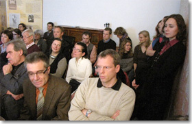 Das junge Publikum stand dicht gedrängt; vorne links sitzend Zdeněk Mareček von der Universität Brünn.