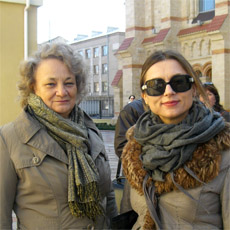 Die Historikerin Dr. Elvira Plesskaja-Sebold mit der Kulturmanagerin Liana Kryshevskaja im Hof der St. Pauls-Kirche