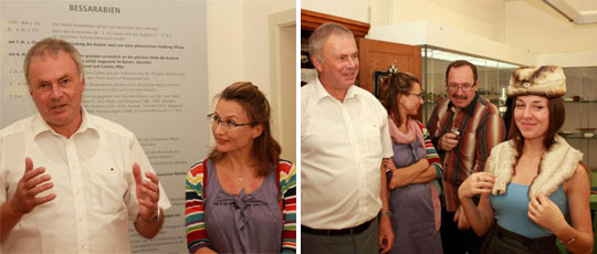Links: Museumsleiter Ingo Isert und Liana Kryshevska, Kulturmanagerin aus Odessa. Rechts: Manche Exponate im Heimatmuseum dürfen mit Genehmigung des Leiters auch angefasst bzw. anprobiert werden.