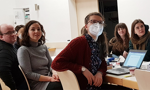 Aufmerksam lauschen die Studierenden von Prof. Dr. András Balogh (r.) den Referaten. Dank der strengen Zugangsreglements durfte der Mund-Nasen-Schutz am Platz abgesetzt werden.