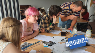  Der tschechische Comic-Künstler Matěj Kolář und Schüler der Chemnitzer Elsa-Brändström-Schulewährend eines Workshops im Juni 2025 