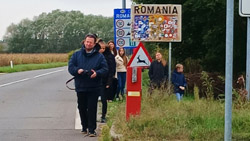  An der Grenze zwischen dem ungarischen Cengersima und dem rumänischen Petea. Das Bild entstand während des Workshops im Oktober 2025. © Deutsches Kulturforum östliches Europa, Foto: Ariane Afsari	