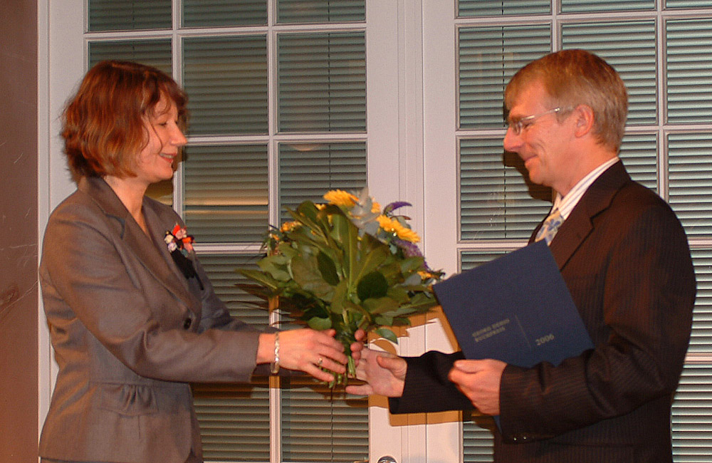 Dr. Hanna Nogossek, Direktorin des Deutschen Kulturforums, gratuliert Thomas Urban zum Georg Dehio-Buchpreis 2006 – Ehrenpreis. Foto: © Deutsches Kulturforum östliches Europa