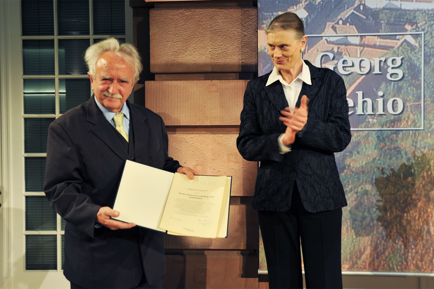 Für seine Forschungen und Initiativen zur Erhaltung und Vermittlung der Kulturlandschaft Neumark/Nowia Marchia wurde Zbigniew Czarnuch im Jahr 2009 mit dem Georg Dehio-Kulturpreis – Ehrenpreis ausgezeichnet. Rechts Dr. Ingeborg Berggreen-Merkel, damalige Abteilungsleiterin beim Beauftragten der Bundesregierung für Kultur und Medien. Foto: © Deutsches Kulturforum östliches Europa, Mathias Marx