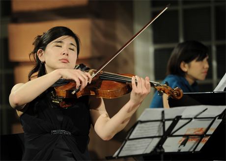 Tomoe Imazu (Viola) und Sefuri Sumi (Klavier) sorgten für einen stimmungsvollen musikalischen Rahmen.