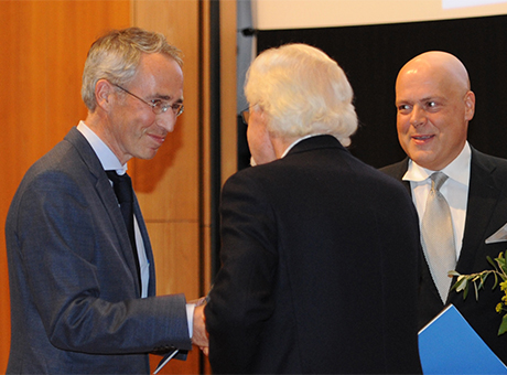 Winfried Smaczny (m.), Vortstandsvorsitzender des Deutschen Kulturforums gratuliert Cord Aschenbrenner  zum Georg Dehio-Buchpreis 2016 – Ehrenpreis. rechts Marek Krajewski