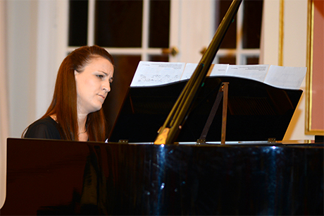 Großen Anklang beim Publikum fand das musikalische Rahmenprogramm der Pianistin Maja Matijanec. | Foto: © Deutsches Kulturforum östliches Europa • Fotografin: Anke Illing Großen Anklang beim Publikum fand das musikalische Rahmenprogramm der Pianistin Maja Matijanec.