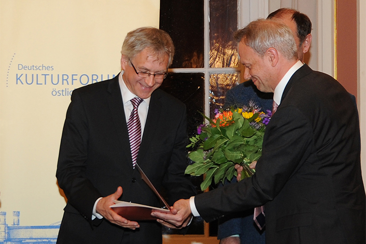 Alvydas Šlepikas bekommt von Dr. Harald Roth die Preisurkunde überreicht.