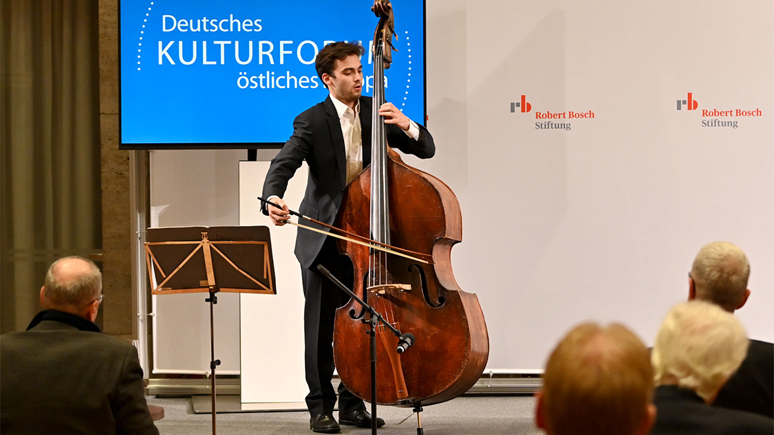 Für den musikalischen Rahmen sorgte der Cellist Daniel Kamien.