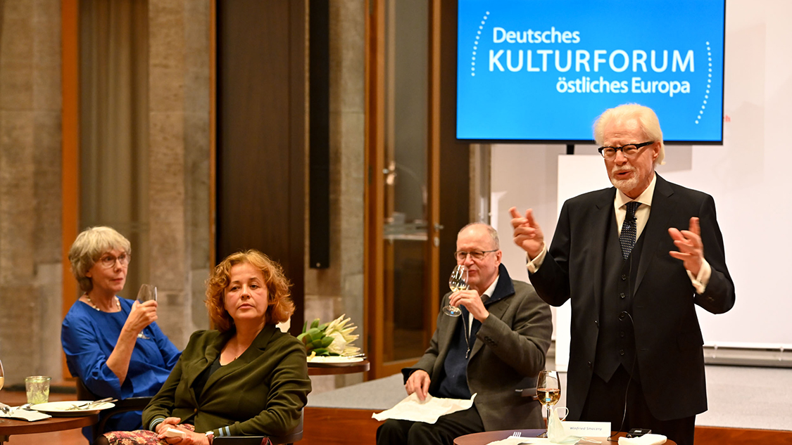 MinDirig. Winfried Smaczny, Vorstandsvorsitzender des Deutschen Kulturforums östliches Europa, gratuliert den Preisträgerinnen und Preisträgern und dankt allen Beteiligten für Ihr Verständnis für die besonderen Umstände dieser Preisverleihung im Jahr 2020.