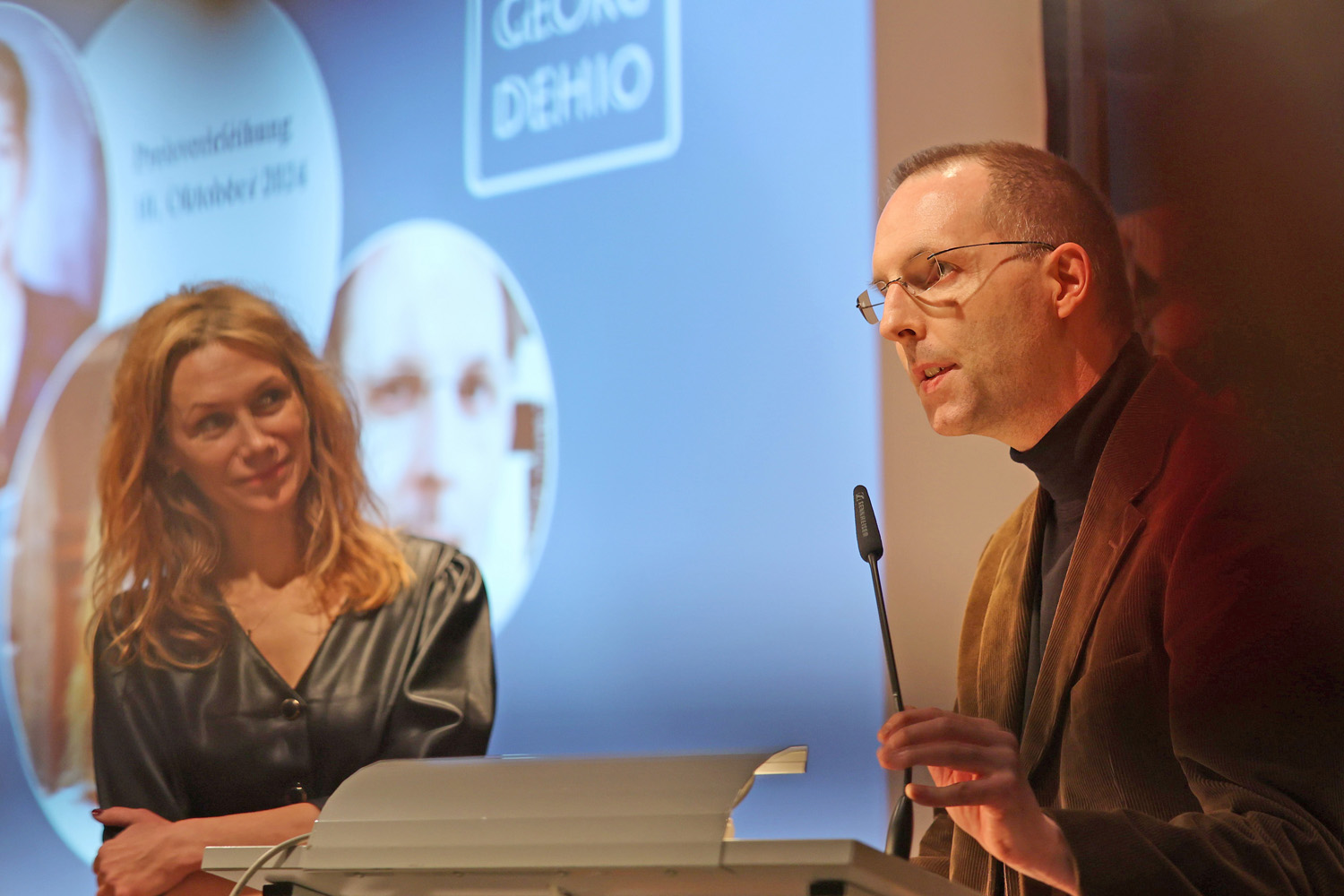 Karolina Kuszyk und Bernhard Hartmann während ihrer Dankesreden. Foto: © Deutsches Kulturforum östliches Europa, 2024 • Markus Nowak