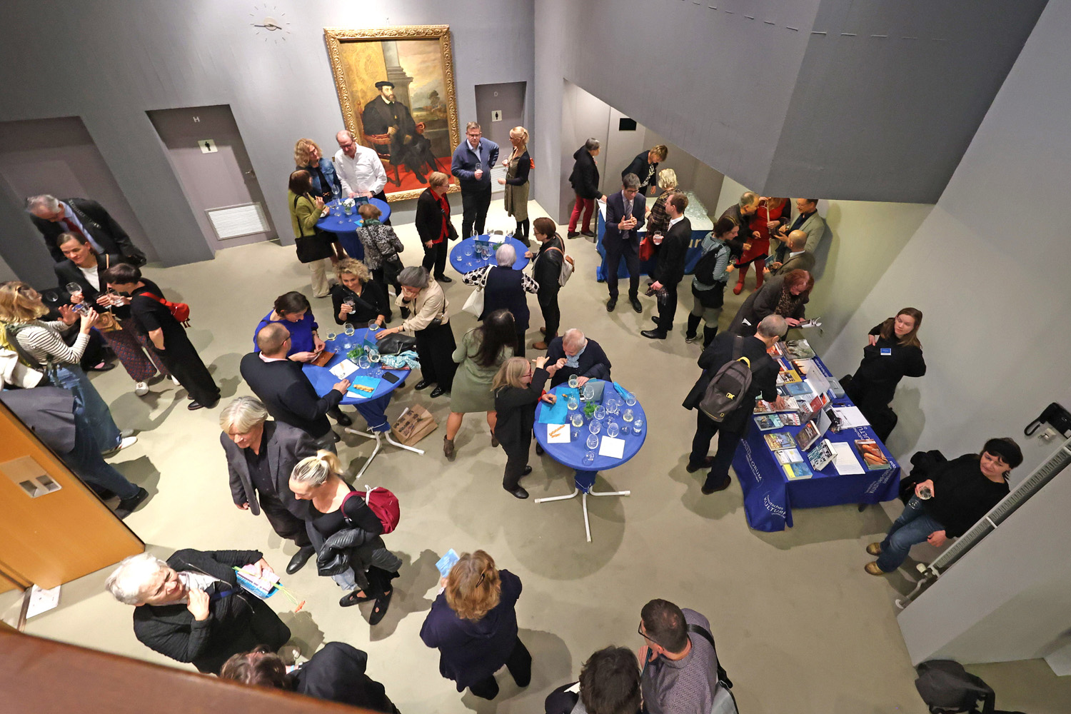 Empfang im Anschluss an die Verleihung des Georg Dehio-Buchpreises 2024 im Foyer des Simón-Bolívar-Saal ein. Foto: © Deutsches Kulturforum östliches Europa, 2024 • Markus Nowak