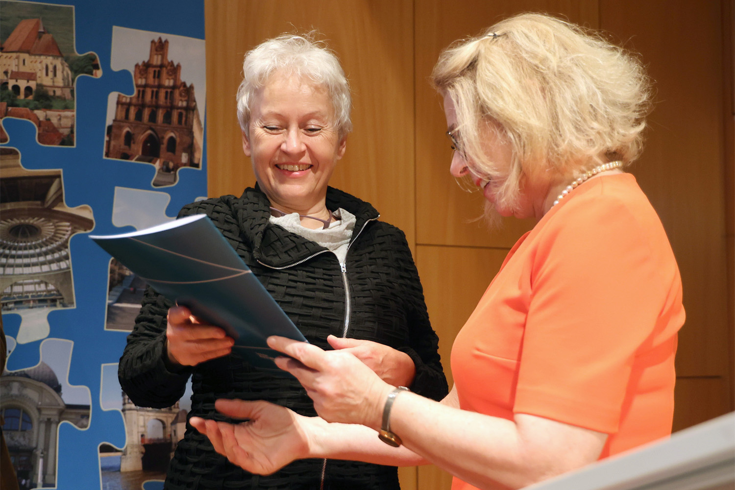 Ulrike Draesner (links) nahm den Georg Dehio-Buchpreis 2024 (Hauptpreis) für ihr literarisches Gesamtwerk entgegen, beglückwünscht von Maria Bering, Ministerialdirektorin und Leiterin der Gruppe »Geschichte, Erinnerung« bei der Beauftragten der Bundesregierung für Kultur und Medien | Foto: © Deutsches Kulturforum östliches Europa, 2024 • Markus Nowak