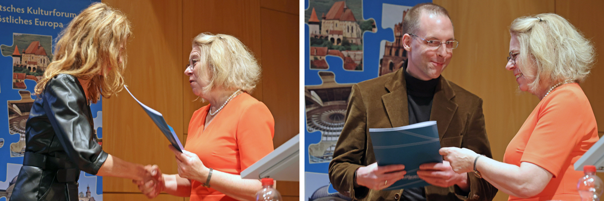 Karolina Kuszyk und Bernhard Hartmann bei der Übergabe der Preisurkunden durch Maria Bering. Foto: © Deutsches Kulturforum östliches Europa, 2024 • Markus Nowak