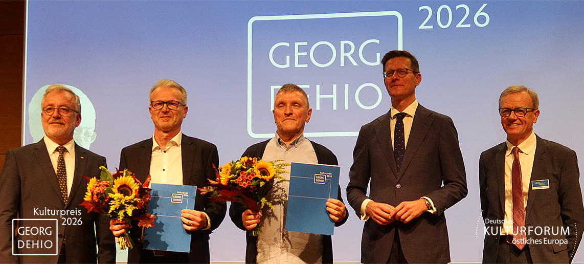 Der Georg-Dehio-Kulturpreis 2026 ging an Hermann Pölking (Hauptpreis, 3.v.l.) und den Literaturkreis der Deutschen aus Russland e. V. (Förderpreis), vertreten durch Artur Böpple (2.v.l.) • Foto: © Deutsches Kulturforum östliches Europa, 2026 • Fotograf: Renate Zöller Der Georg-Dehio-Kulturpreis 2026 ging an Hermann Pölking (Hauptpreis, 3.v.l.) und den Literaturkreis der Deutschen aus Russland e. V. (Förderpreis), vertreten durch Artur Böpple (2.v.l.) • Foto: © Deutsches Kulturforum östliches Europa, 2026 • Fotograf: Renate Zöller