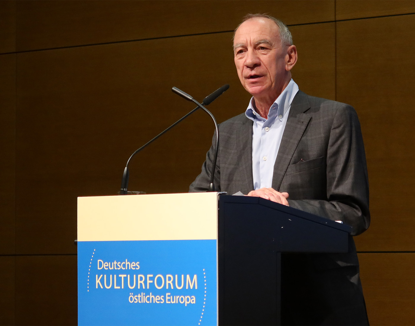 Rainer Rother während seiner Laudatio auf Hermann Pölking zum Georg-Dehio-Kulturpreis 2026 (Hauptpreis)