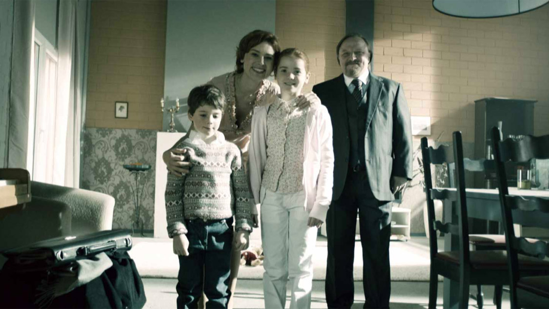 »Heile Familie«: Kristina Klebe, Axel Prahl und die Kinder in Kafkas »Der Bau«, D 2014. Filmstandbild: © Mephisto Film