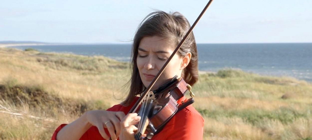 Die Violinistin Olga Kondratieva. Standbild aus dem Film »Die Stadtschreiberin – Spurensuche im Memelland«