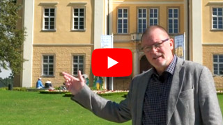 Filmstandbild: »Das schlesische Elysium – ein Streifzug durch das Hirschberger Tal«. Arne Franke vor Schloss Lomnitz
