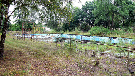 Das Schwimmbad in Neuheim, heute leider ebenfalls in einem verwahrlosten Zustand.