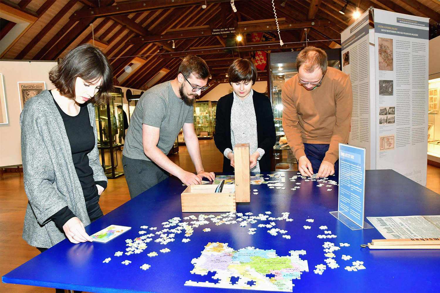 Seminarteilnehmer an einer interaktiven Station der Ausstellung | Foto: © Dieter Göllner