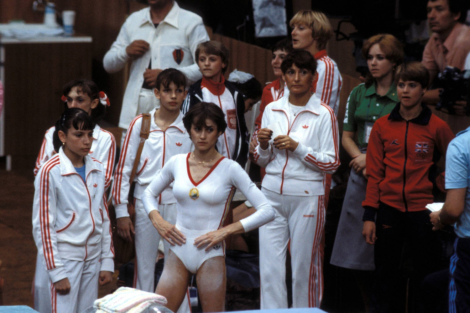 Nadia Comăneci (4. v. l.) wartet zusammen mit Emilia Eberle (2. v. l.), Rocica Dunka, Melitta Rühn, Cristina Elenea Grigoraș und Dumitrița Turner bei den Olympischen Sommerspielen 1980 in Moskau auf ihre Wertung. Am Ende gewinnt die rumänische Mannschaft die Silbermedaille. Foto: © IMAGO/Karl-Heinz Stana