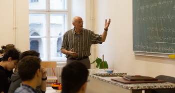 Mathematikunterricht am Brukenthal-Gymnasium in Hermannstadt/Sibiu mit Martin Bottesch. Trotz seines Pensionsalters unterrichtet er weiterhin. © Annett Müller-Heinze