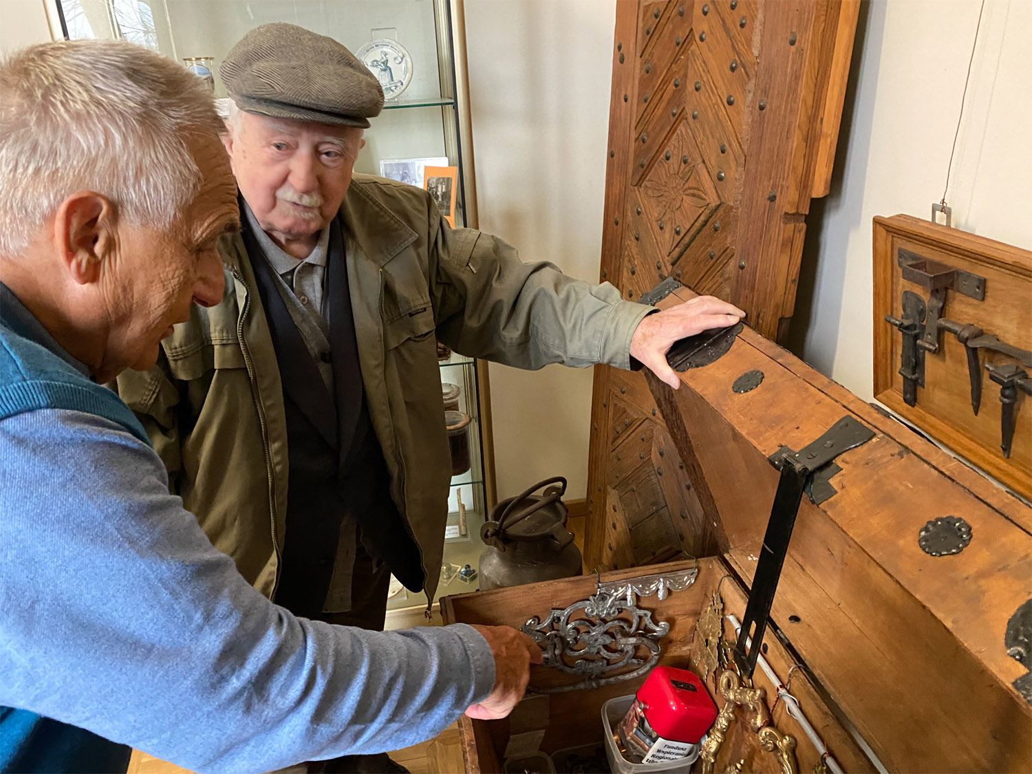 Zigniew Czarnuch zeigt Günter Wollstein seine Schatztruhe im Regionalmuseum in Vietz/Witnica. Foto: © Deutschen Kulturforums östliches Europa, Renate Zöller