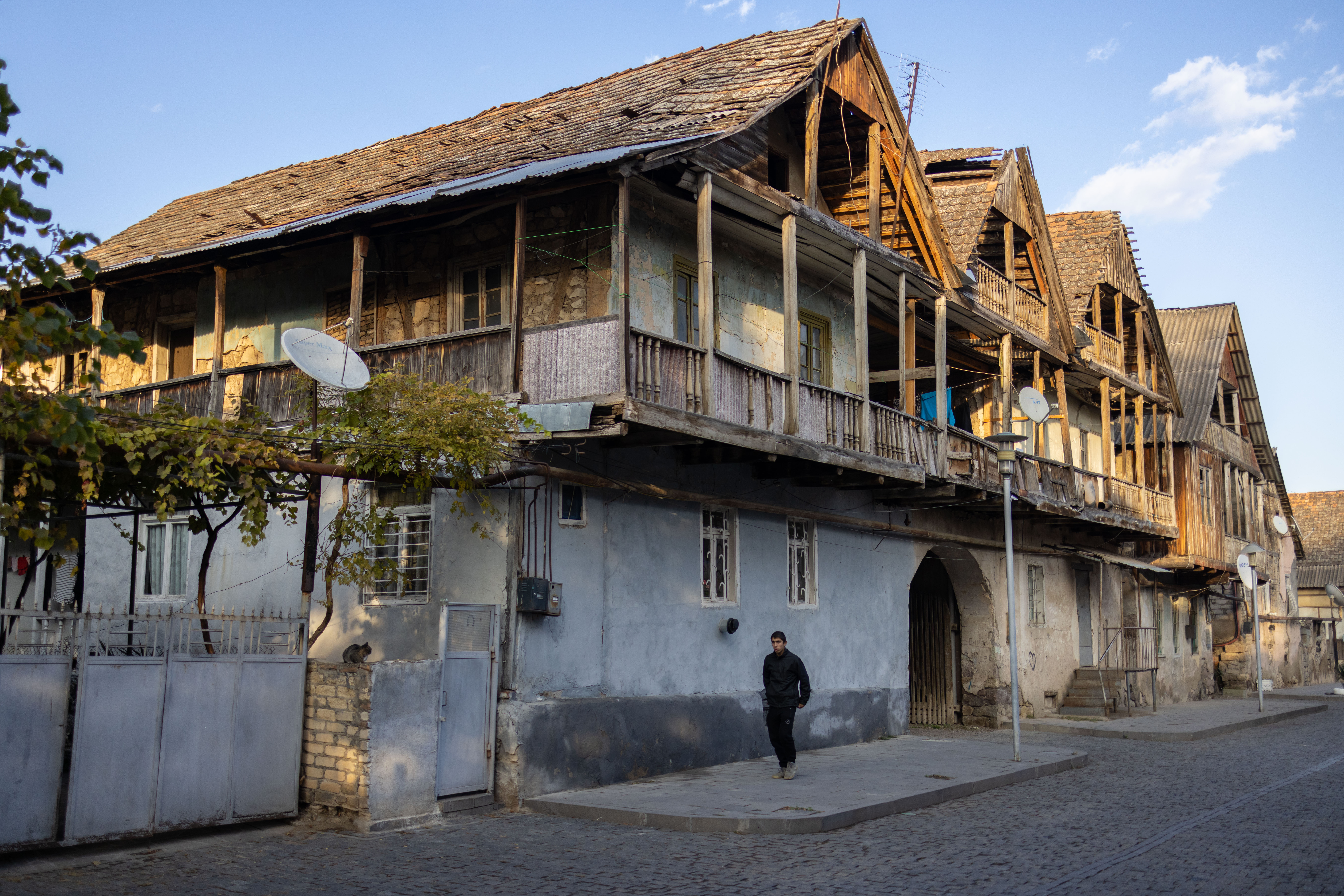 Alte Fachwerkhäuser der Kaukasusdeutschen stehen auch 200 Jahre später in Katharinenfeld. © Arthur Bauer