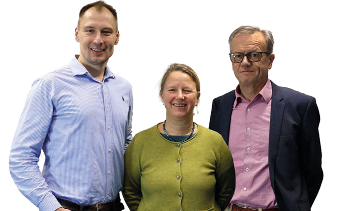 von links: Markus Nowak (KK-Redakteur), Renate Zöller (KK-Redakteurin) und Harald Roth (Direktor des Deutschen Kulturforums