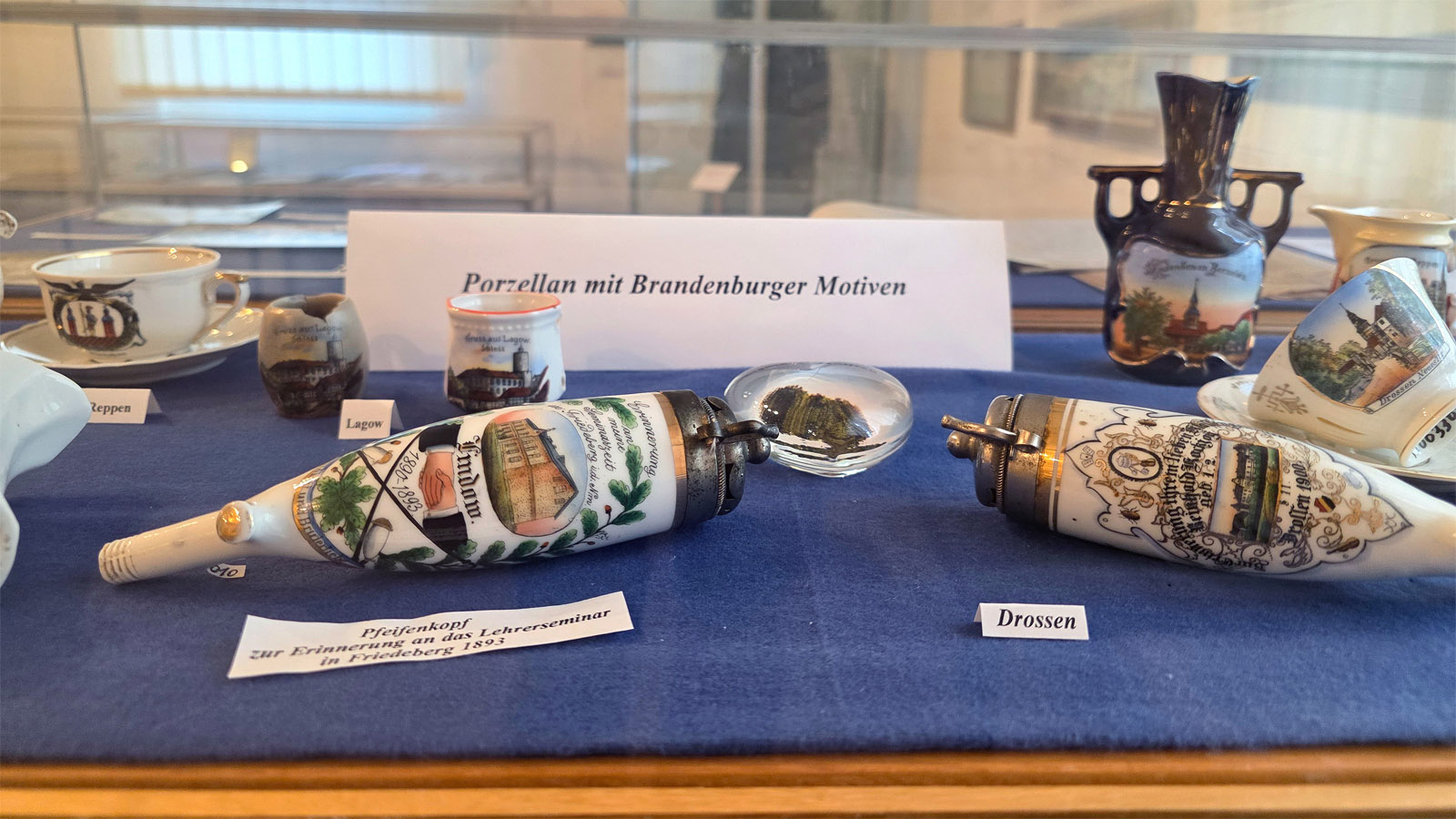 Auch Pfeifenköpfe und anderes Porzellan mit Brandenburger Motiven zeigt die Ausstellung. Foto: © KK – Kulturkorrespondenz östliches Europa, 2025 • M. Nowak