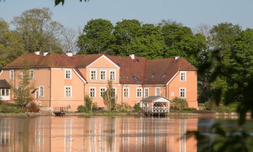 Das Gutshaus vom See aus gesehen. © Arina Soltnzeff