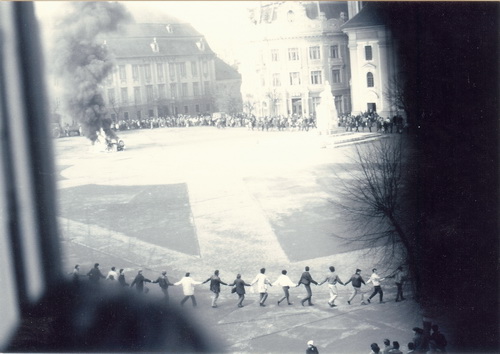 Die Demonstranten tanzen die »Hora« auf dem Großen Ring in Hermannstadt. Aufgenommen wurde das Bild von dem Theologiestudenten Kilian Dörr von einem Universitätsfenster aus. © Kilian Dörr