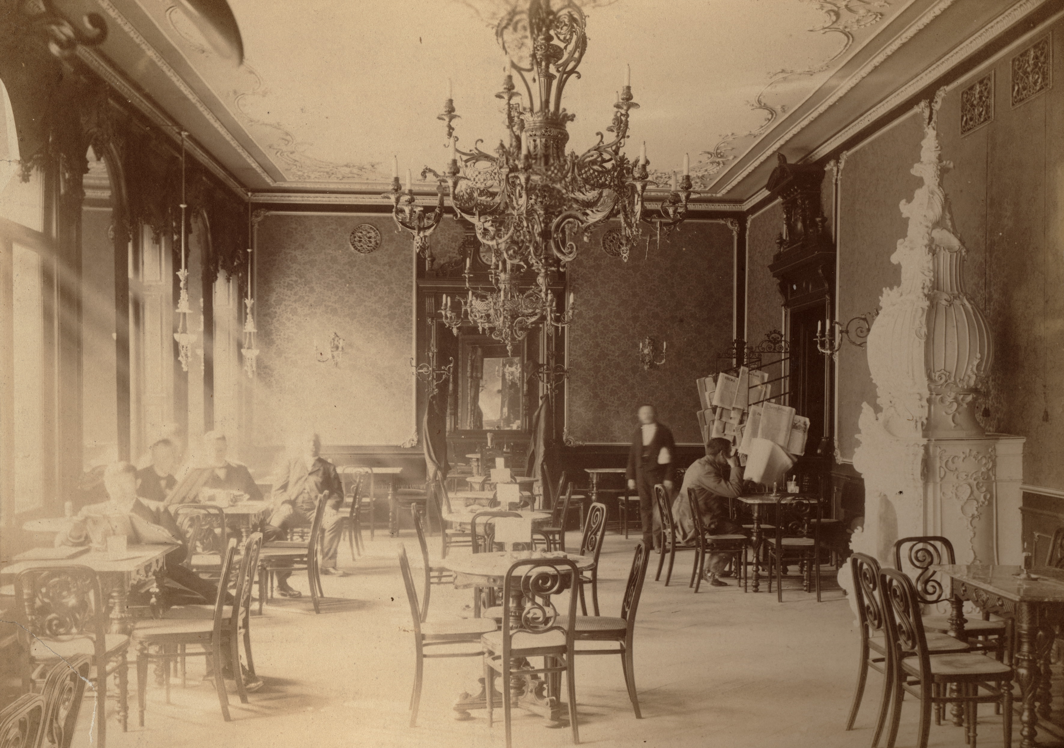 Männliche Besucher dominierten noch in der zweiten Hälfte des 19. Jahrhunderts die Kaffeehäuser, wie im Café Continental am Graben um 1890. © Collection Pavel Scheufler