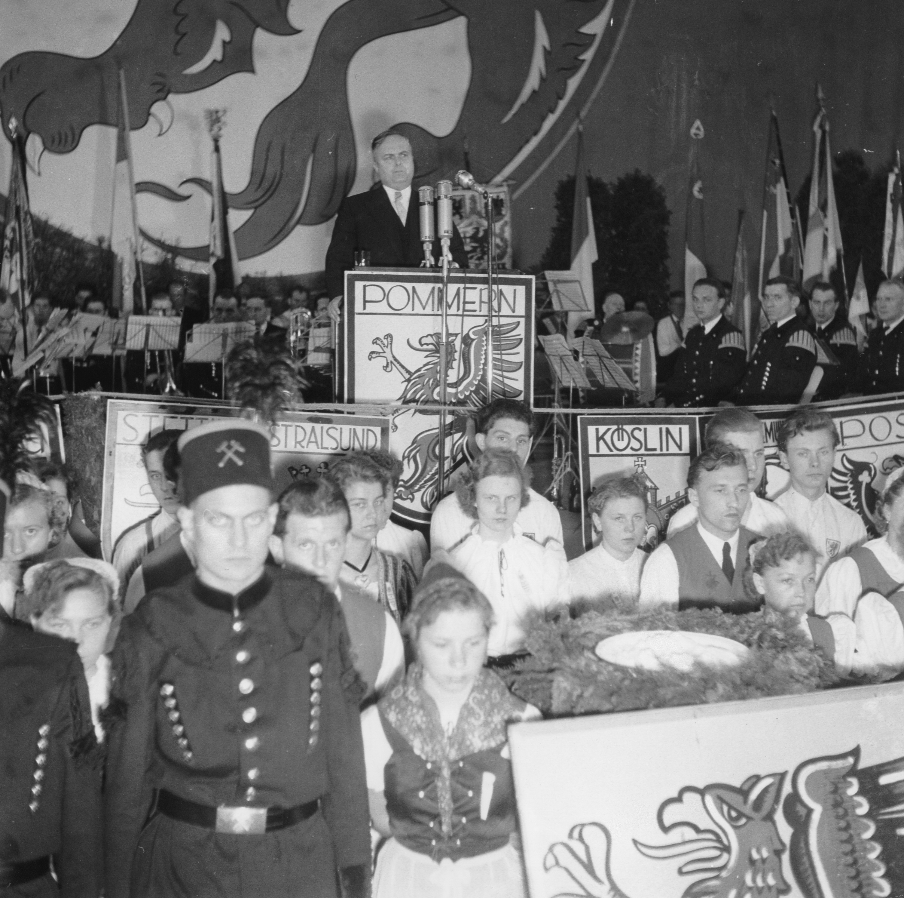 Deutschlandtreffen der Pommern am 6. Juni 1954 in Bochum: Bundesvertriebenenminister Theodor Oberländer während einer Rede. © Ullstein Bild