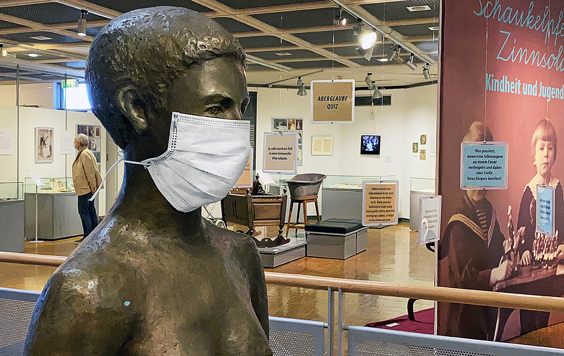 Im Oberschlesischen Landesmuseum trägt eine Statue einen Mundschutz. © OSLM