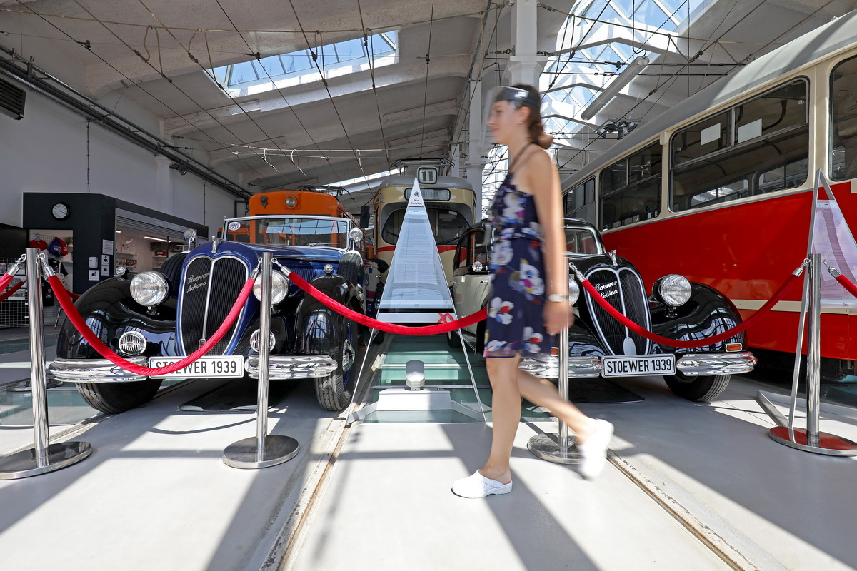 Gleich am Eingang zum Museum stehen zwei Stoewer-Schmuckstücke: Das »Cabrio«-Modell Arkona links und der Personenwagen Sedina rechts. Foto: © Markus Nowak