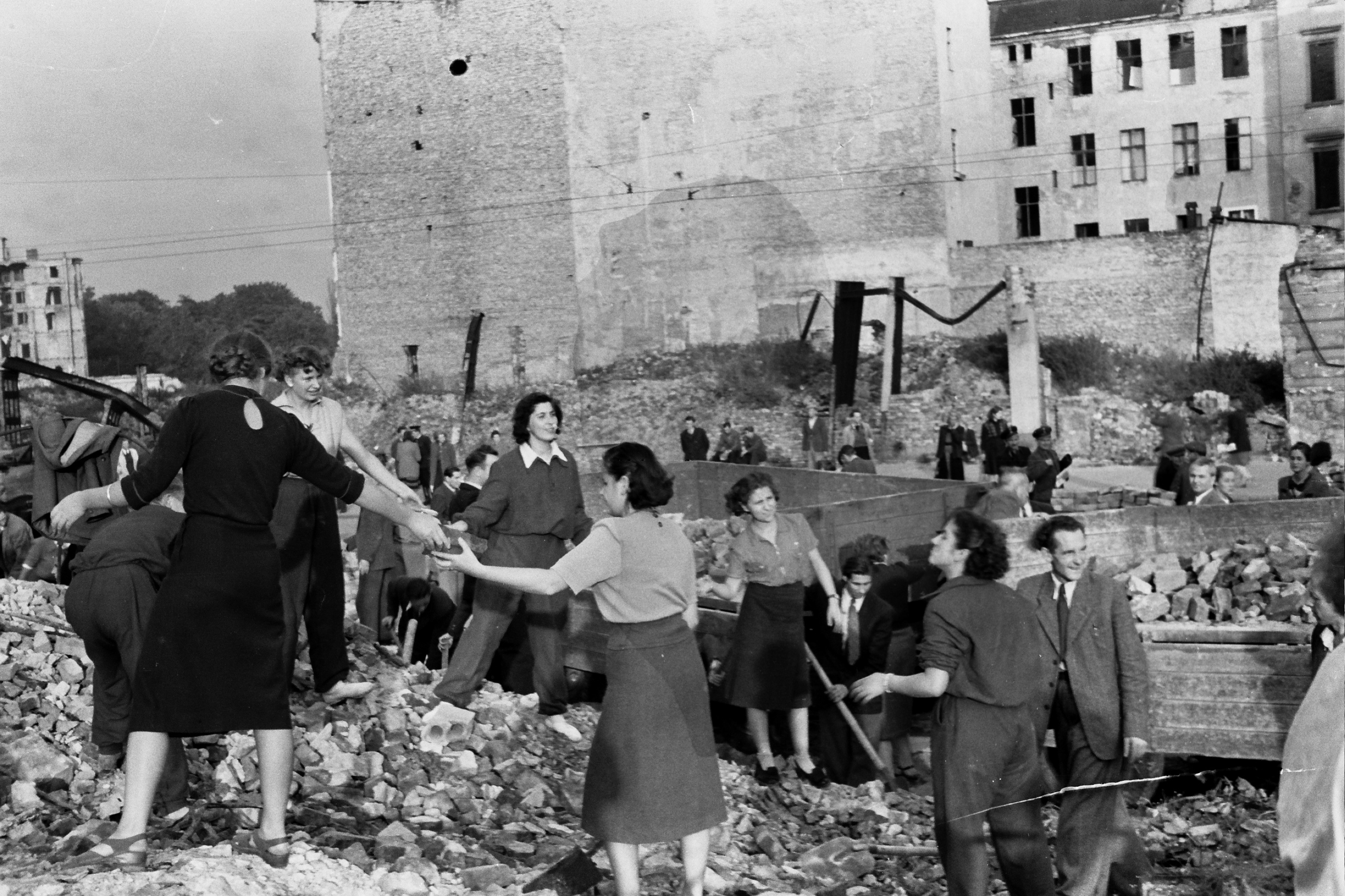 Die Beseitigung von Schutt rund um den Königsplatz/ Plac Żołnierza Polskiego hat die junge Fotografin Krystyna Łyczywek nach dem Krieg dokumentiert. © Archiv Krystyna Łyczywek