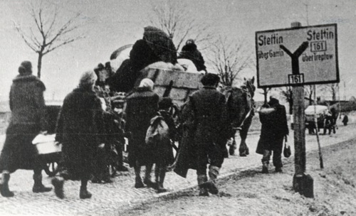 Polnische Siedler – vermutlich noch im Jahr 1945 – gehen entlang der Reichsstraße 161 in Trecks in Richtung Stettin. Foto: © Książnica Pomorska, Dział Zbiorów Specjalnych, sygn.P-332 Szczecin
