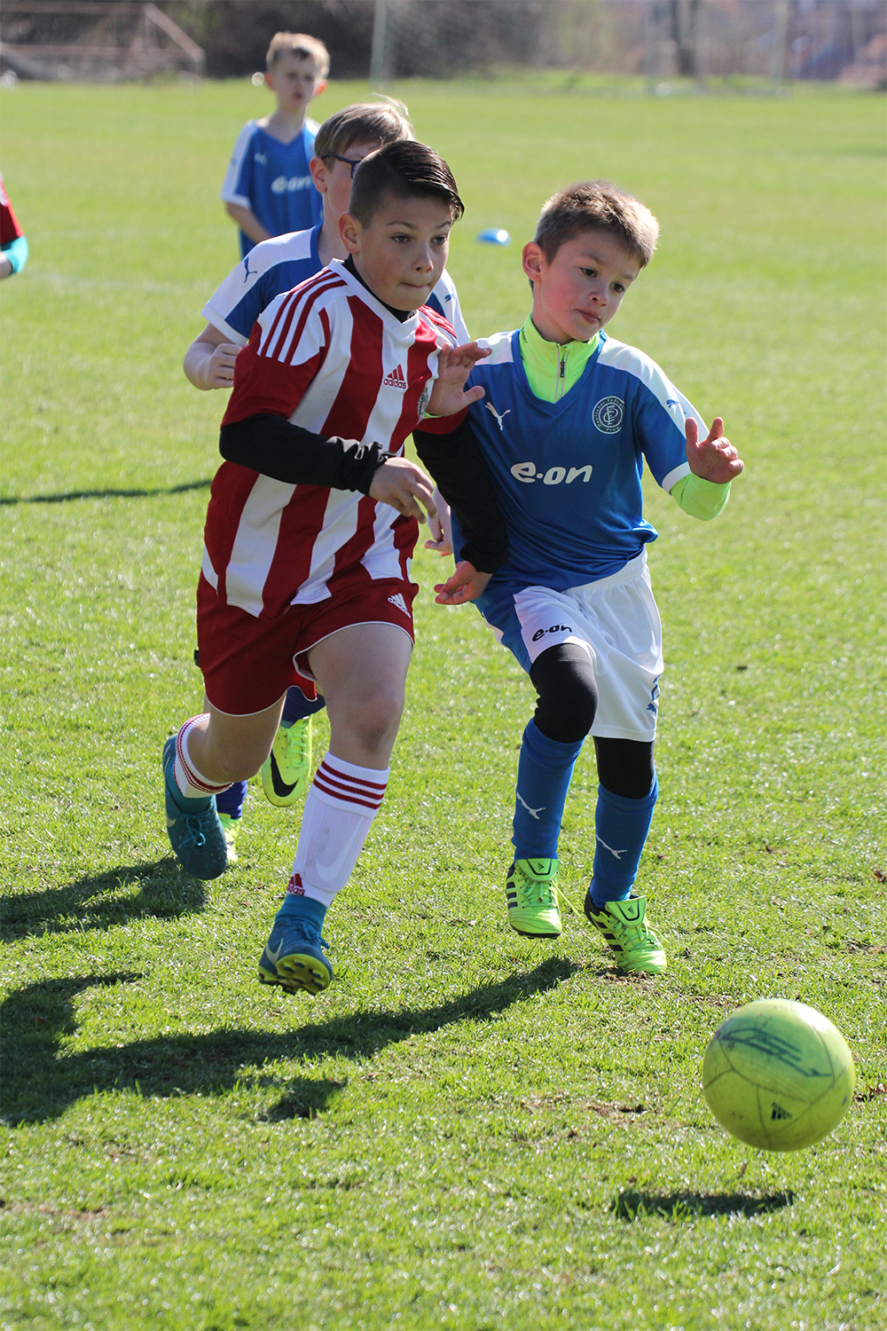 Ein Spiel der Juniorenmannschaft des DFC, bei dem die jungen Kicker vollen Einsatz zeigen. Foto: © Peer Gröning