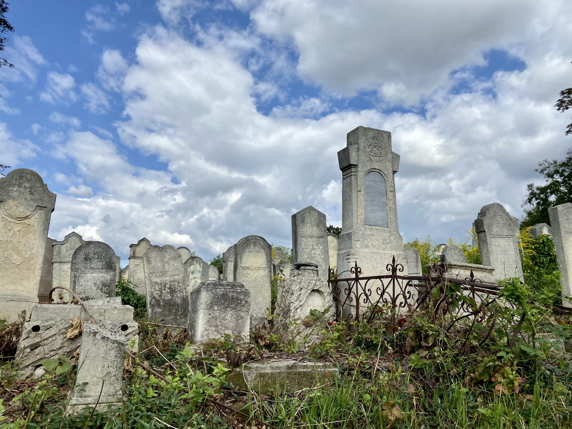 Der jüdische Friedhof in Czernowitz wurde 1866 errichtet und ist mit ca. 50.000 Gräbern einer der größten jüdischen Gottesäcker in Europa. 