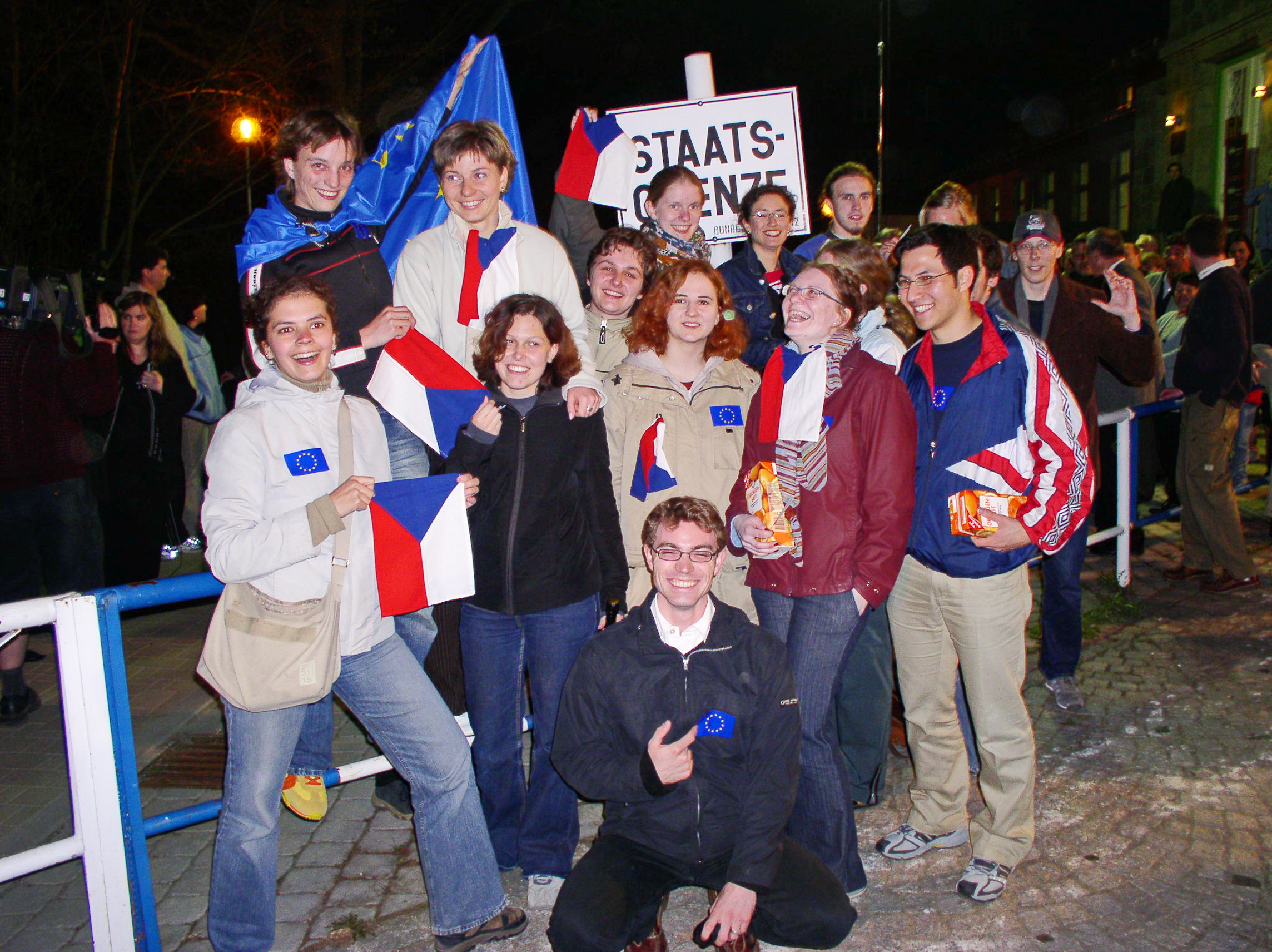 Den EU-Beitritt Tschechiens feierten Mitglieder der Jungen Aktion mit tschechischen Freunden in der Nacht zum 1. Mai 2004 in Bayerisch Eisenstein. © Archiv Ackermann-Gemeinde