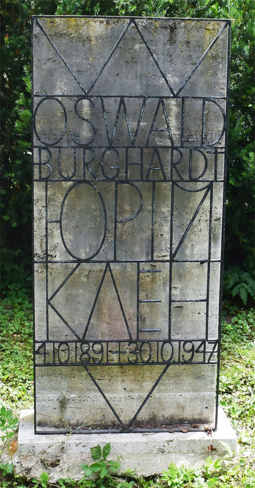 Der Grabstein Oswald Burghardts in Augsburg, gestaltet von Jacques Hnizdovsky. © www.findagrave.com
