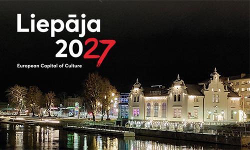 Libau/Liepāja bei Nacht. Der Handelskanal (lettisch Tirdzniecības kanāls) verbindet die Stadt mit der Ostsee. Oben links das Logo der Kulturhauptstadt Liepāja 2027. Foto: © Deutsches Kulturforum östliches Europa, 2025 • Martin Pabst (Ausschnitt)